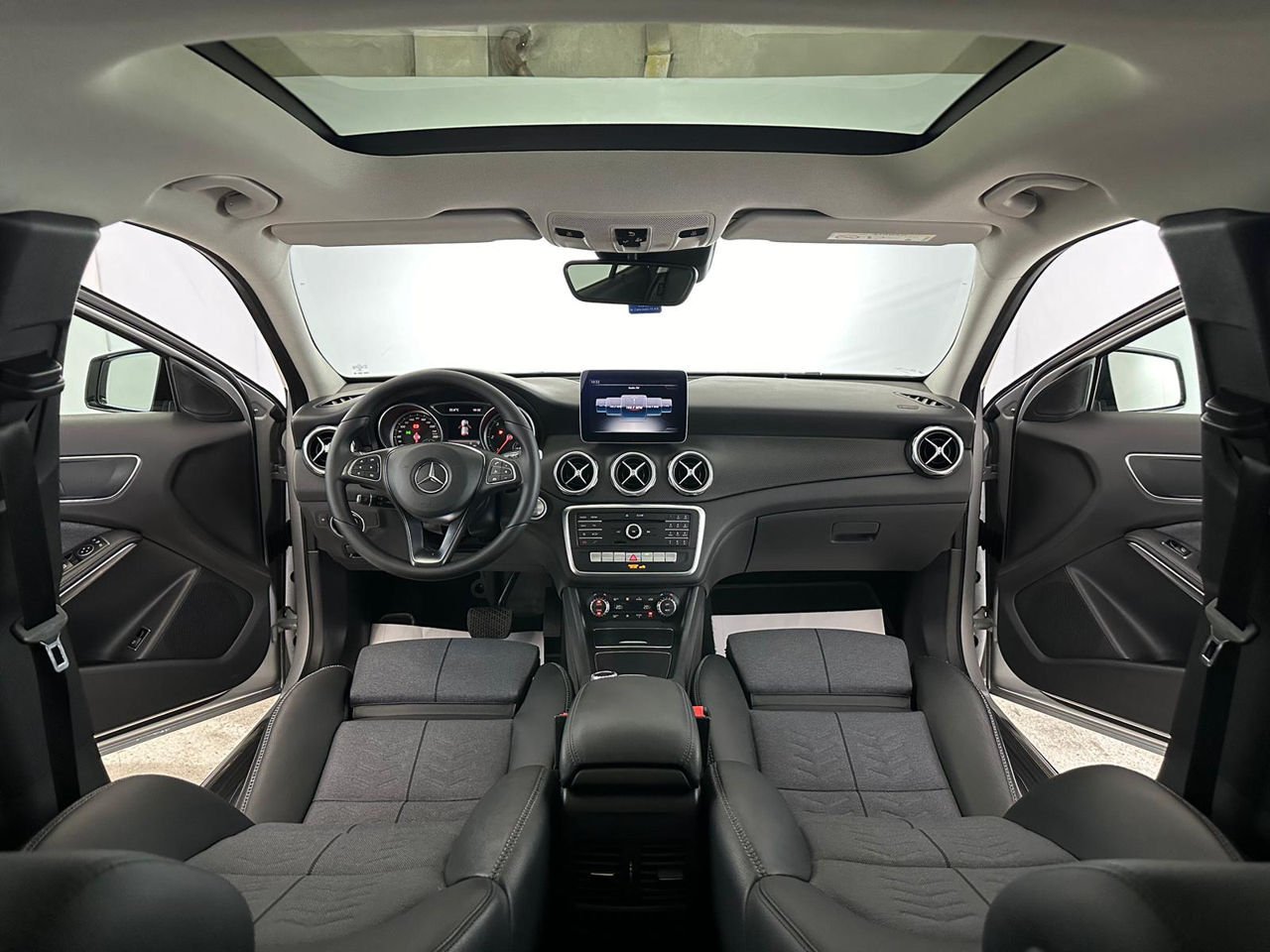 Mercedes-Benz GLA-Class X156 (2013 - 2019) image