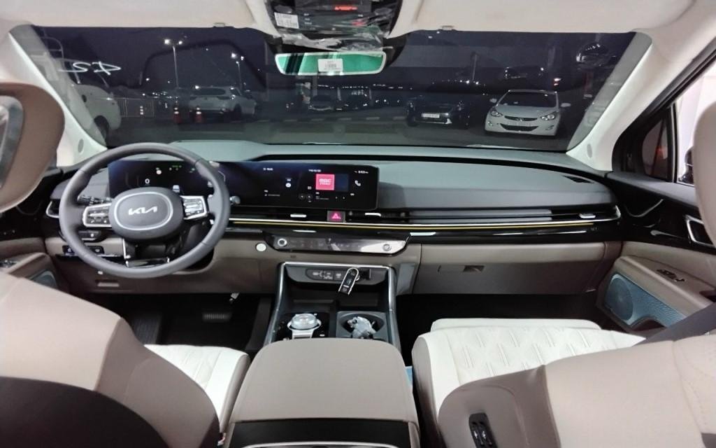 Kia Carnival IV (2020 - ) image